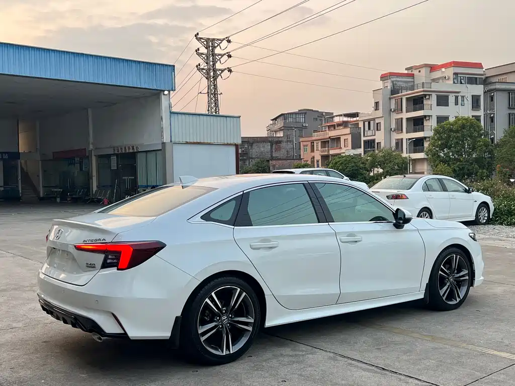 Integra 240 TURBO CVT Premium