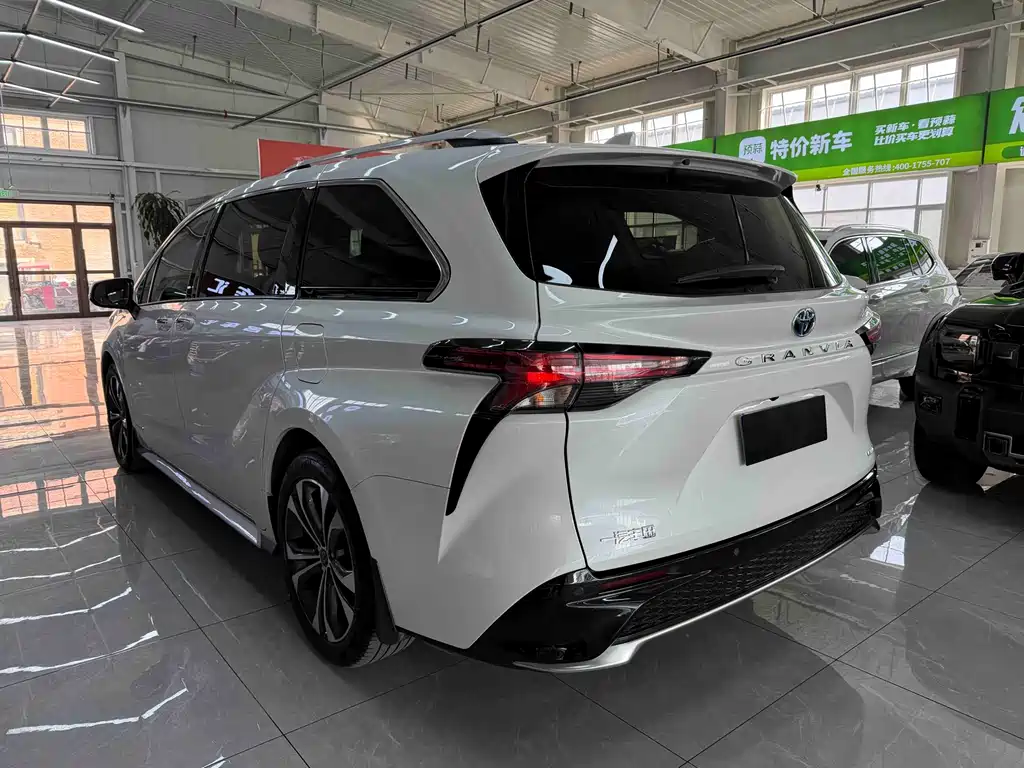 Granvia 2.5 L Hybrid Distinguished PLUS