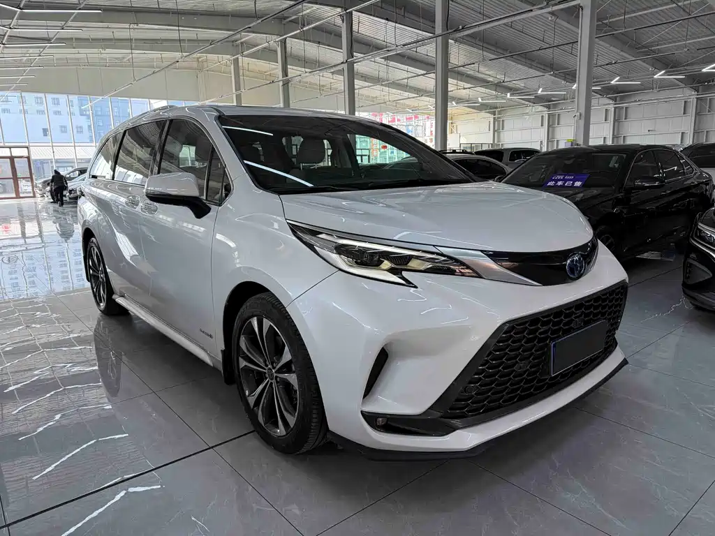 Granvia 2.5 L Hybrid Distinguished PLUS