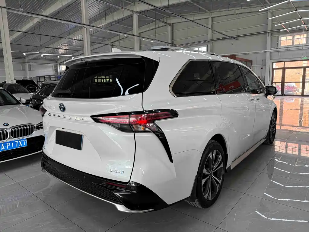 Granvia 2.5 L Hybrid Distinguished PLUS