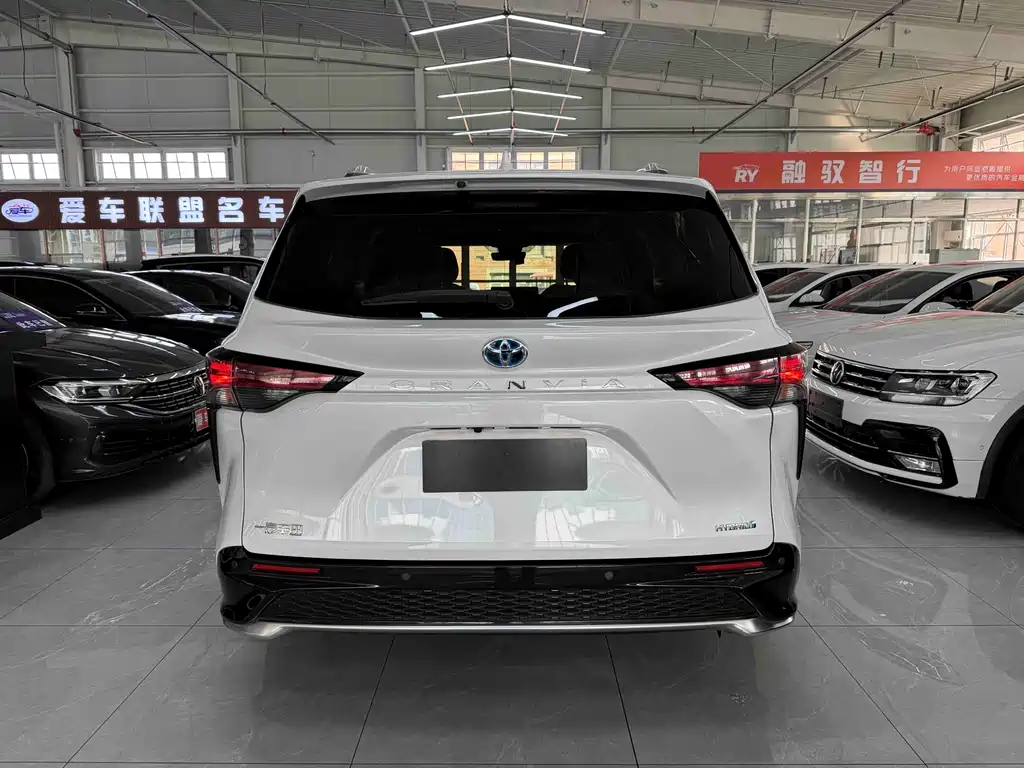 Granvia 2.5 L Hybrid Distinguished PLUS