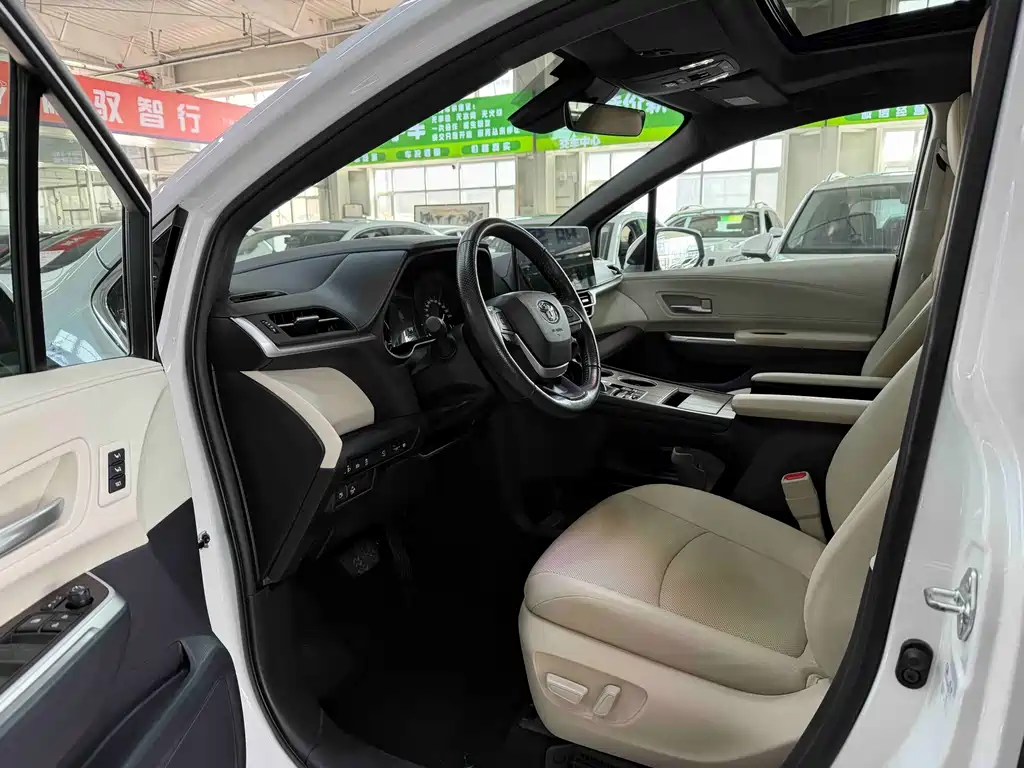 Granvia 2.5 L Hybrid Distinguished PLUS