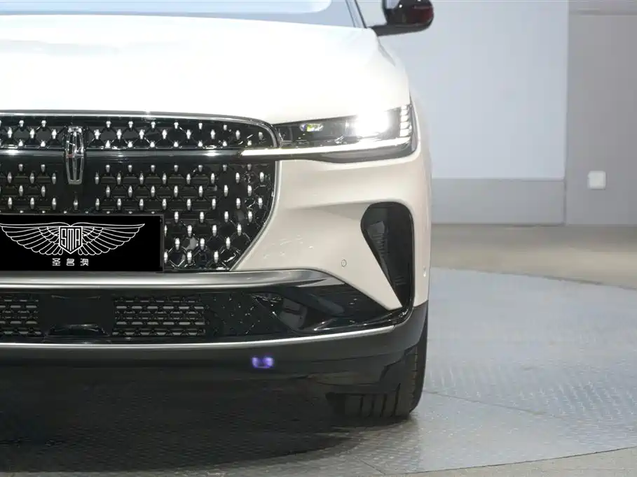 Nautilus 2.0 T 4 WD Premium