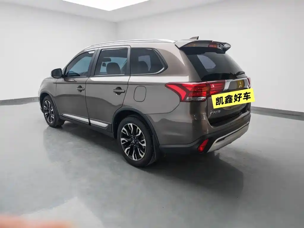 Outlander 2.0 L 2 WD Smooth Enjoyment 5-seat