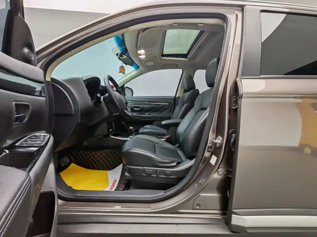 Outlander 2.0 L 2 WD Smooth Enjoyment 5-seat