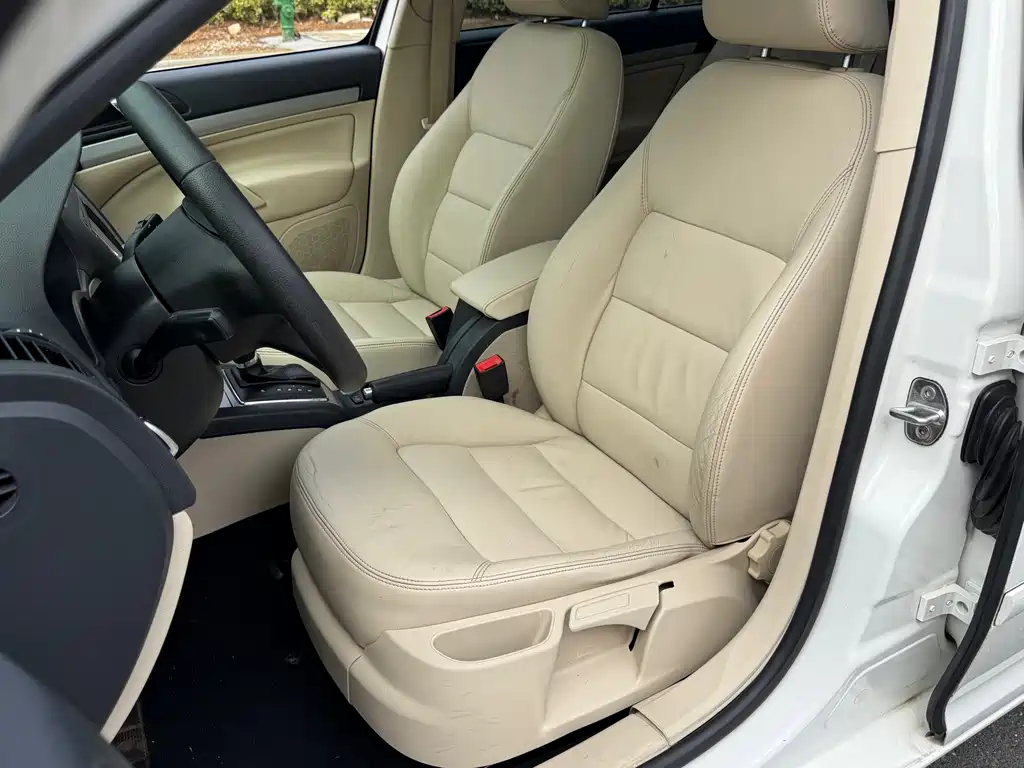 Octavia Classic 1.6 L Auto Yijie