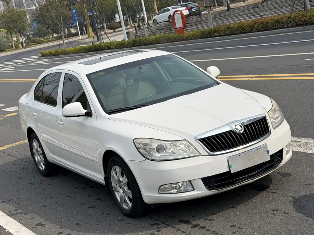 Octavia Classic 1.6 L Auto Yijie