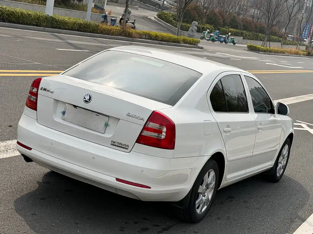 Octavia Classic 1.6 L Auto Yijie