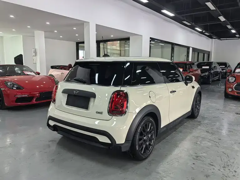 MINI Facelift 1.5 T ONE