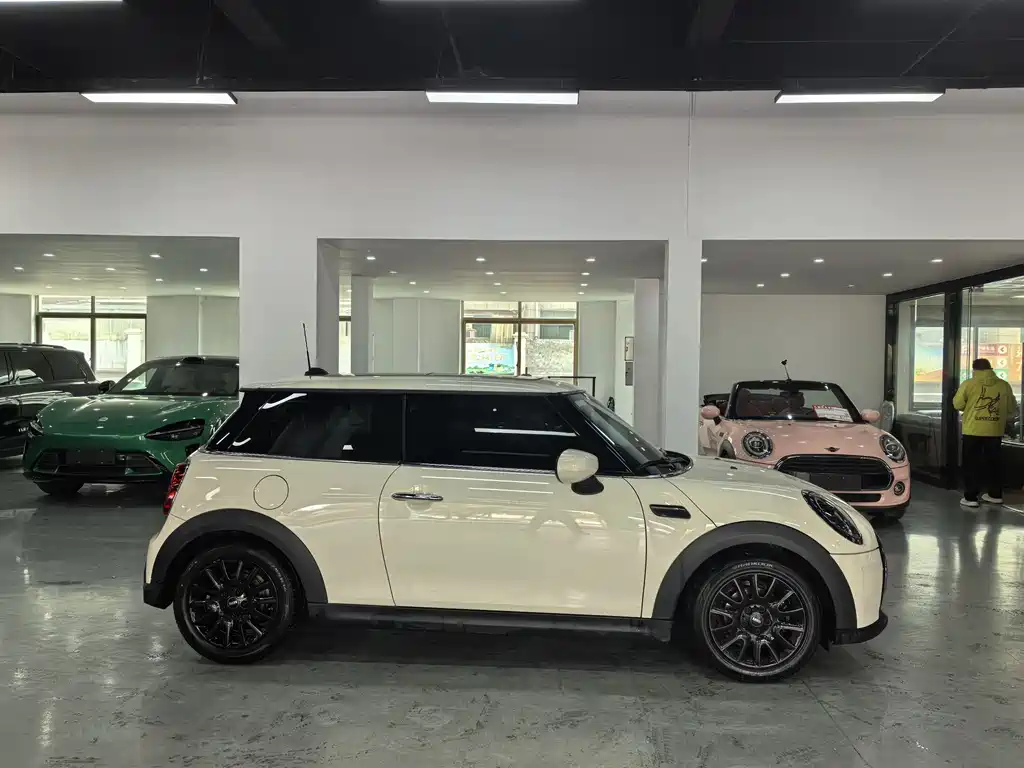 MINI Facelift 1.5 T ONE