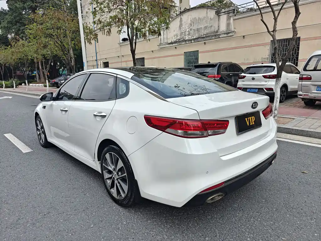 Kia K5 2.0 L Auto LUX