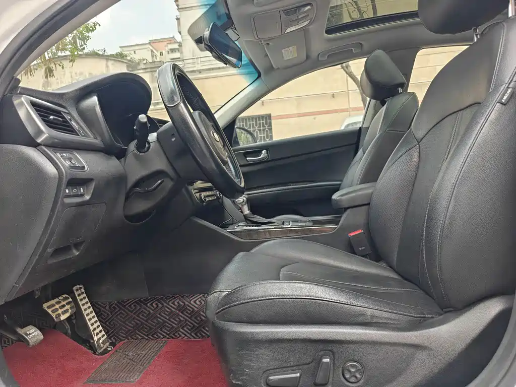 Kia K5 2.0 L Auto LUX