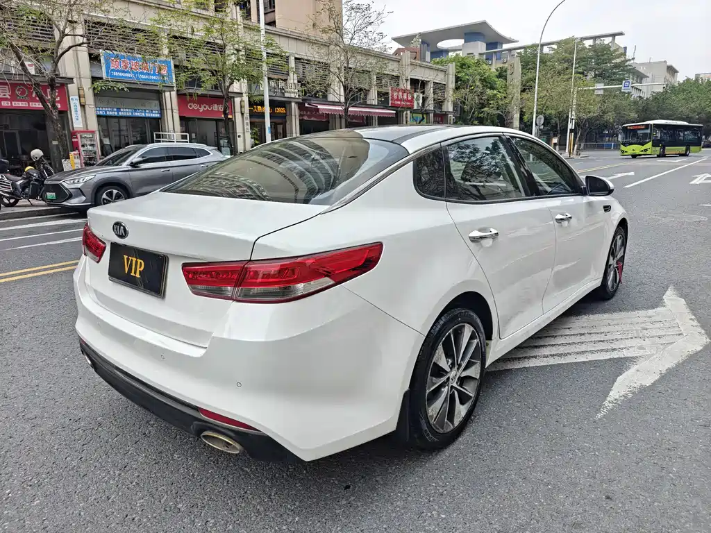 Kia K5 2.0 L Auto LUX