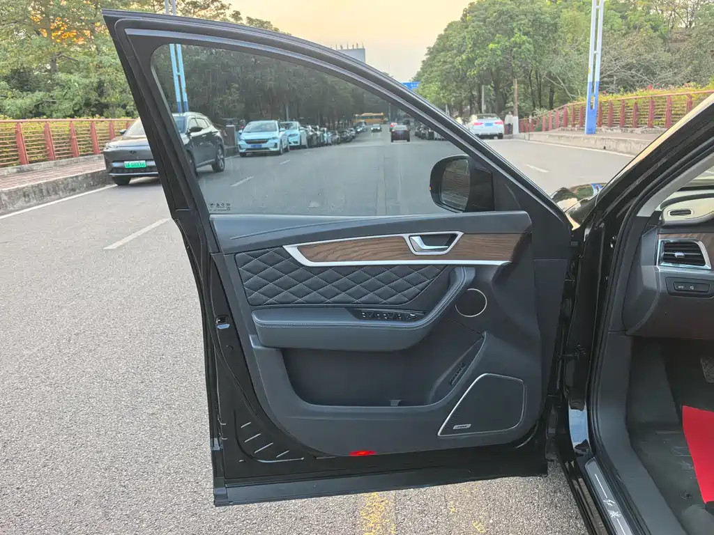 Hongqi HS7 3.0 T Auto 4 WD Connected Flagship