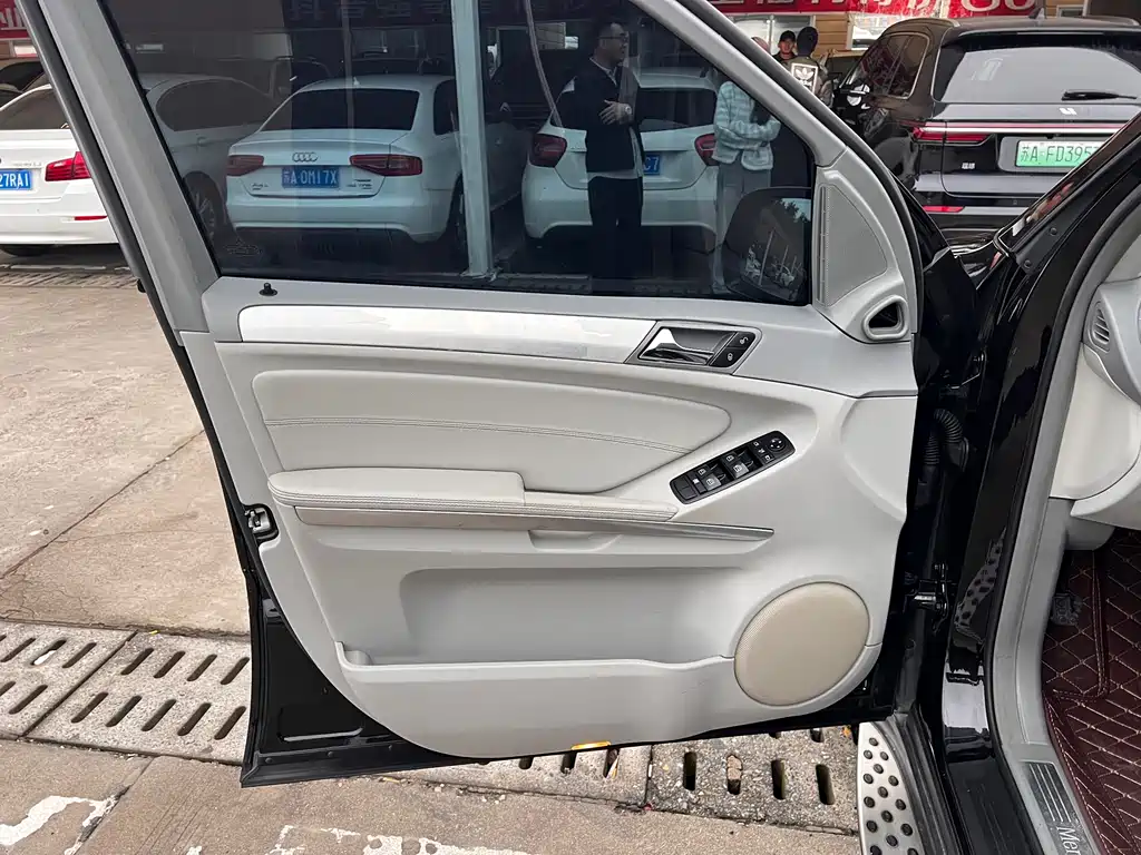Mercedes-Benz M-Class ML 300 4 MATIC