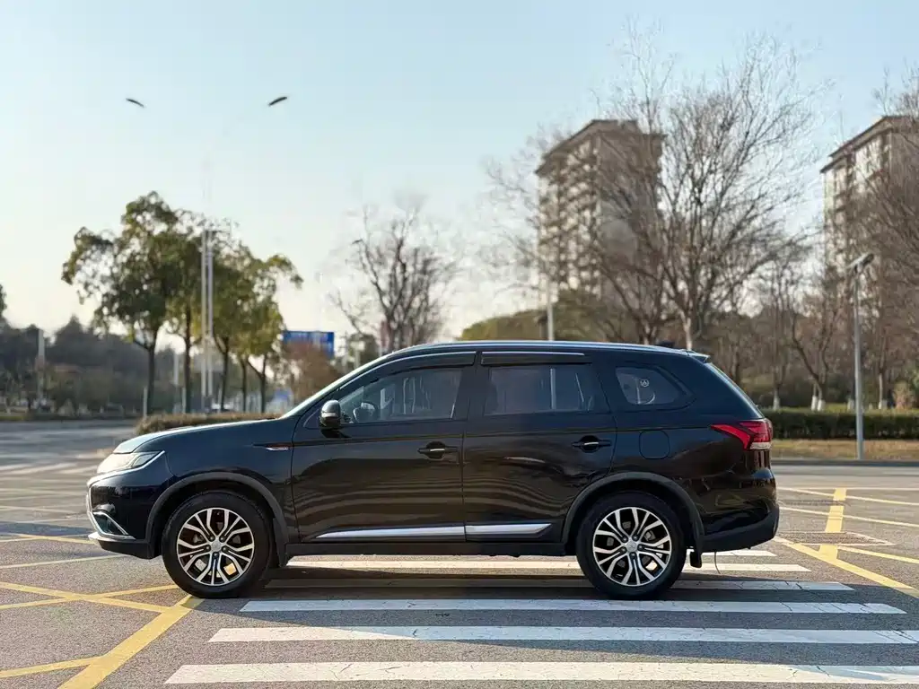 Outlander 2.0 L 2 WD Glory 5-seat