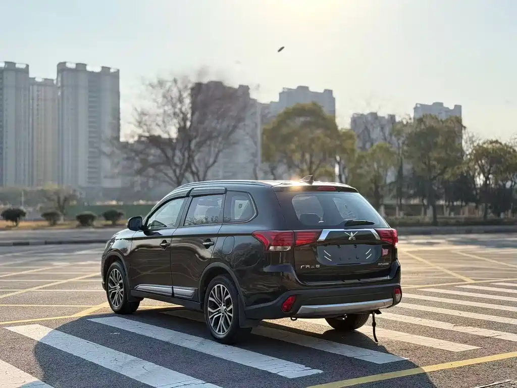 Outlander 2.0 L 2 WD Glory 5-seat