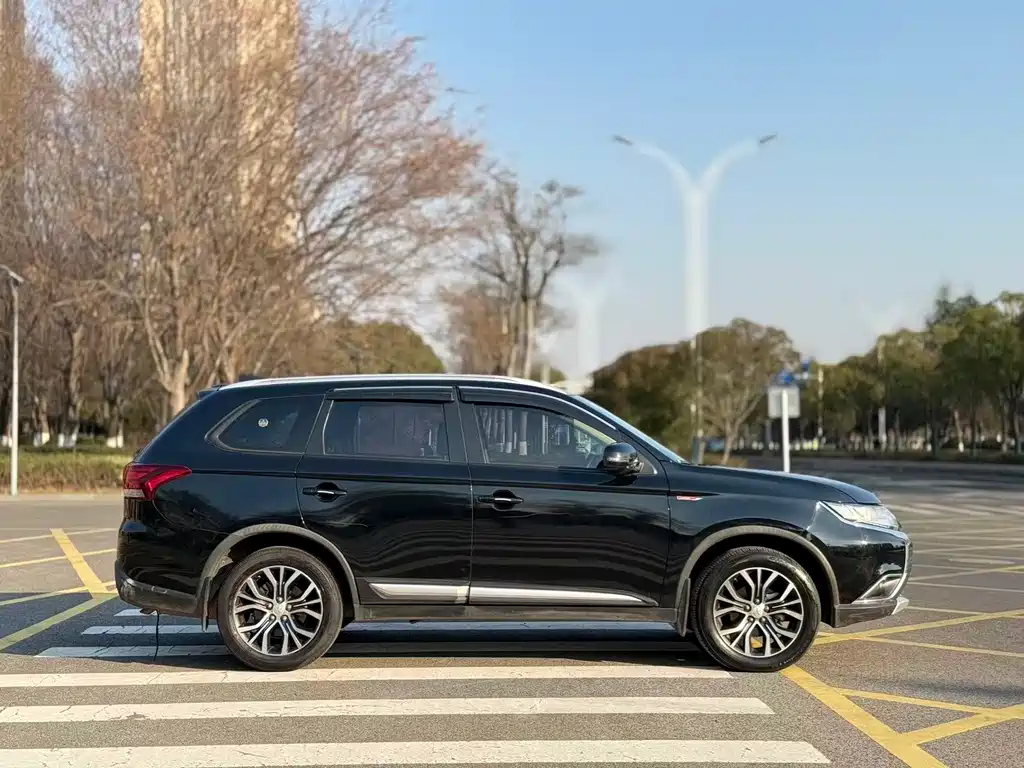Outlander 2.0 L 2 WD Glory 5-seat