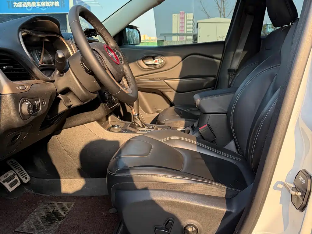 Cherokee 2.4 L Superior