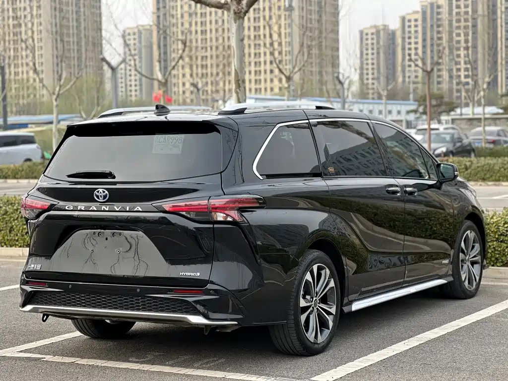 Granvia 2.5 L Hybrid Flagship VIP