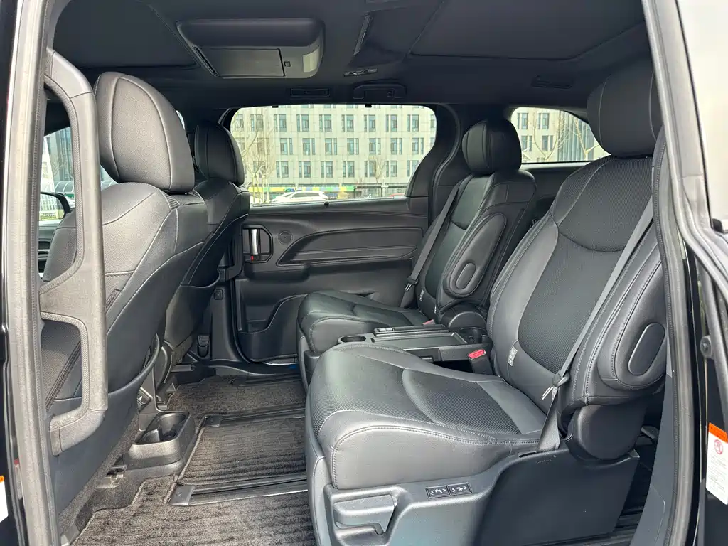 Granvia 2.5 L Hybrid Flagship VIP