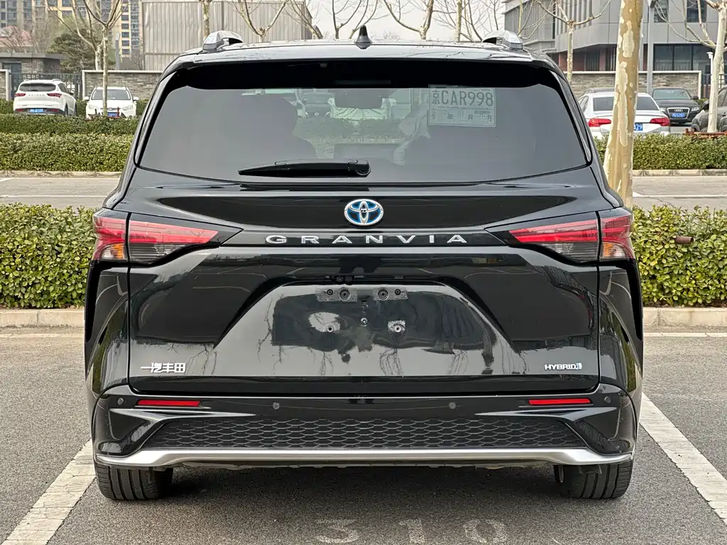 Granvia 2.5 L Hybrid Flagship VIP