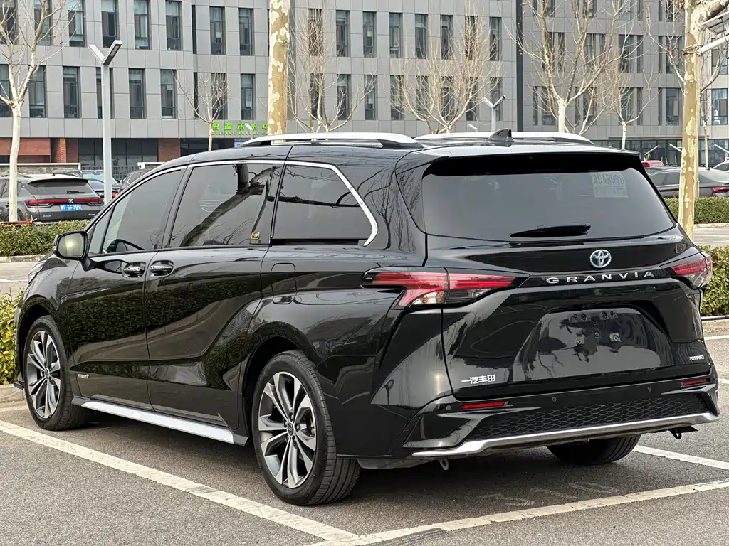 Granvia 2.5 L Hybrid Flagship VIP