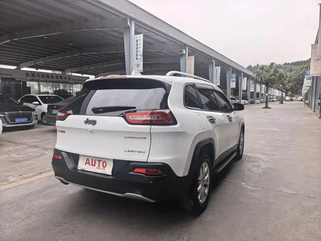 Cherokee 2.0 L Superior