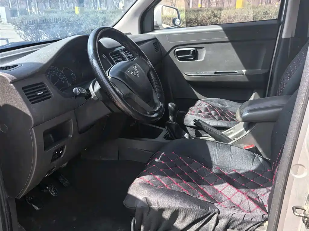 Wuling Rongguang V 1.5 L Standard