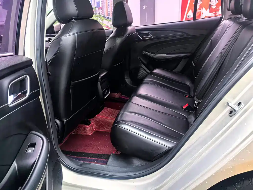Roewe i5 1.5 L Auto 4 G Connected Bright Grand