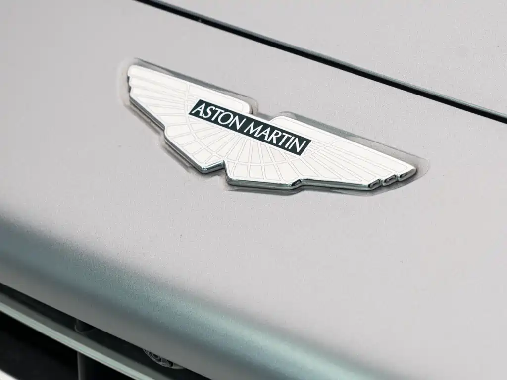 Aston Martin DBX 3.0 T STRAIGHT-SIX