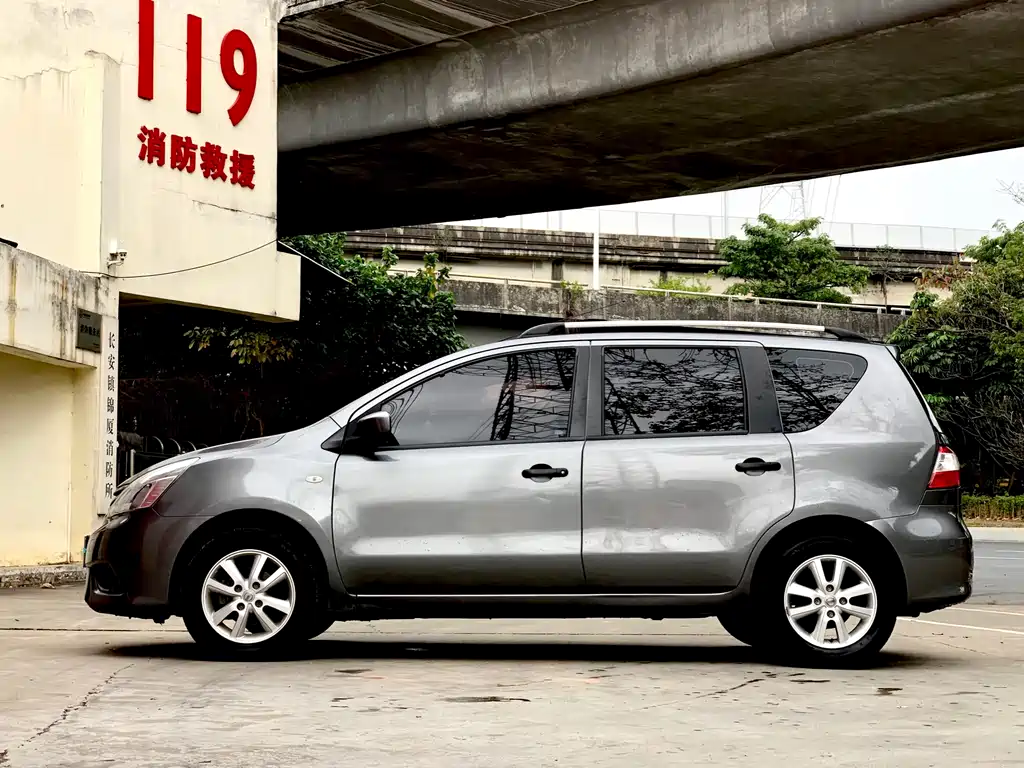 Livina 1.6 XE CVT Comfort