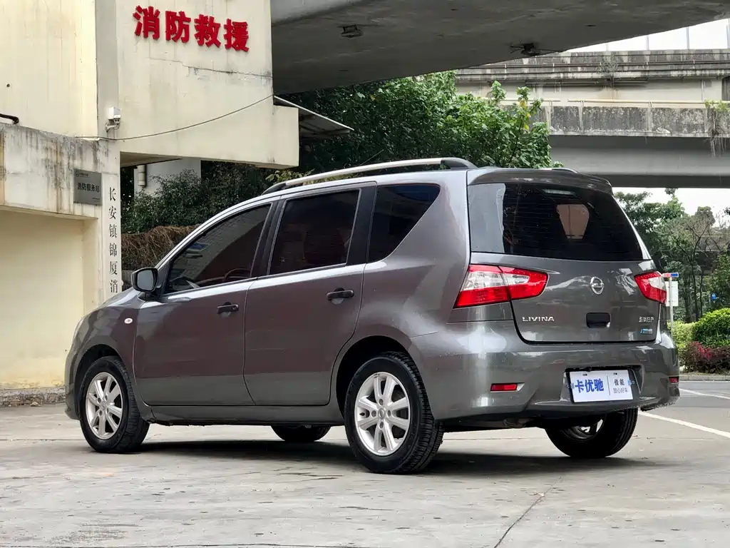 Livina 1.6 XE CVT Comfort