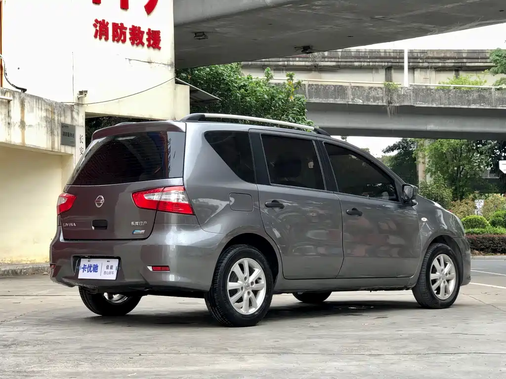 Livina 1.6 XE CVT Comfort