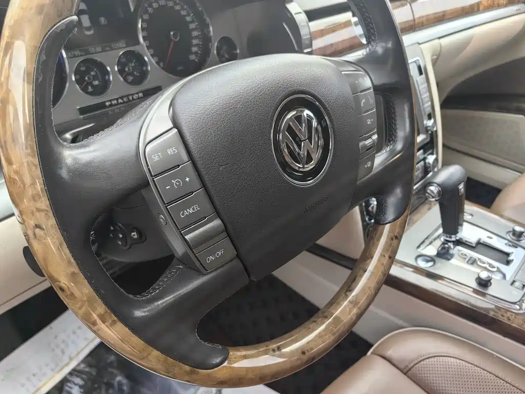 Phaeton 4.2 L V8 4-seat Extended Individual