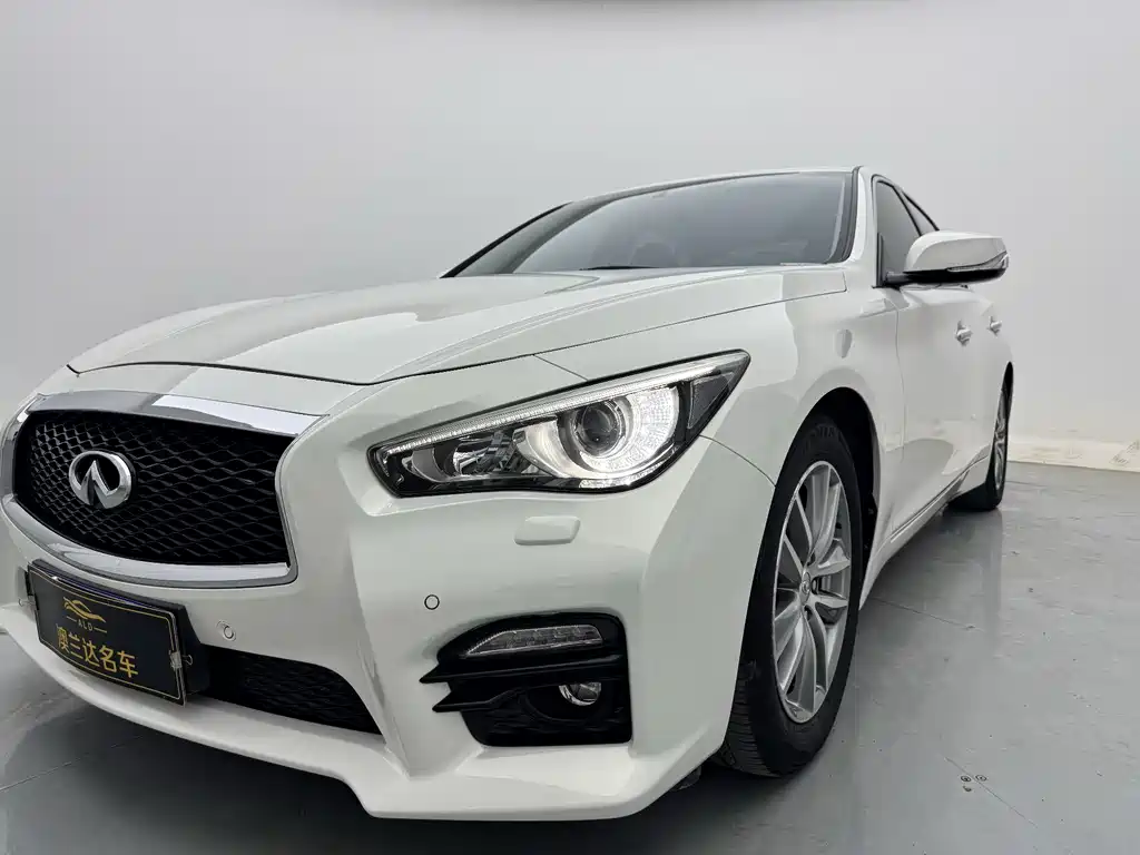 Infiniti Q50 3.7 L Comfort