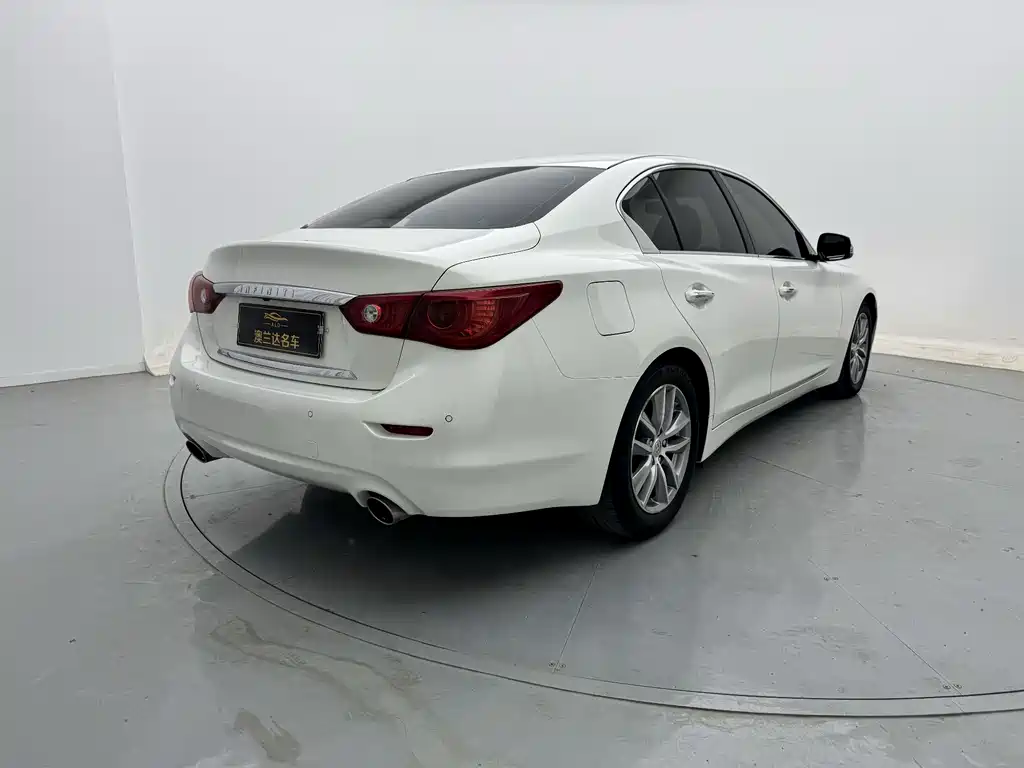 Infiniti Q50 3.7 L Comfort