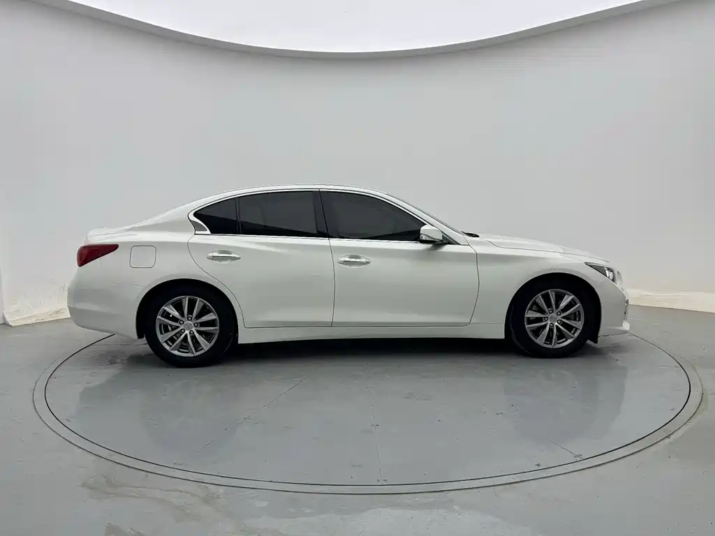 Infiniti Q50 3.7 L Comfort