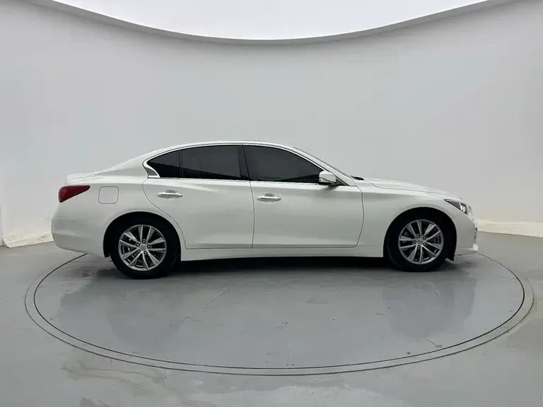 Infiniti Q50 3.7 L Comfort