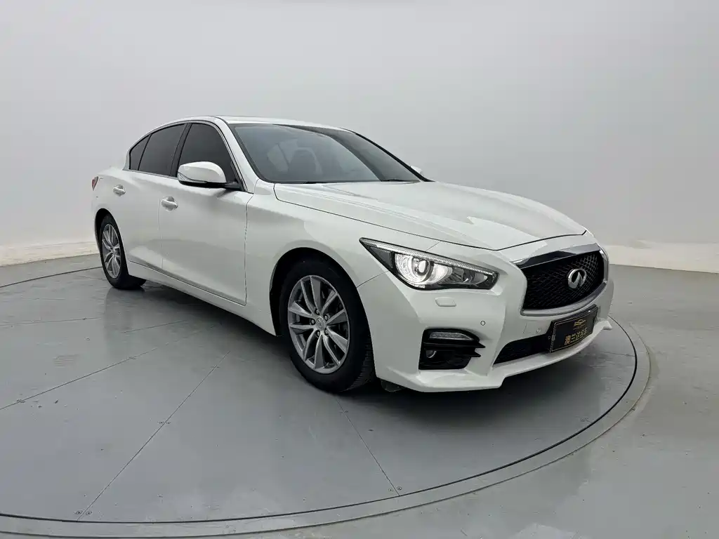 Infiniti Q50 3.7 L Comfort