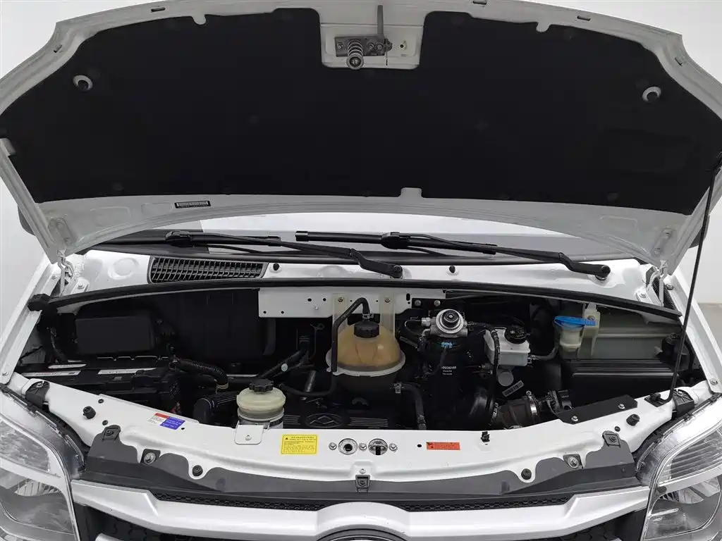 Xintu V80 新途V80 2018款 2.5 T 6挡手动傲运通改款短轴超低顶5-6座