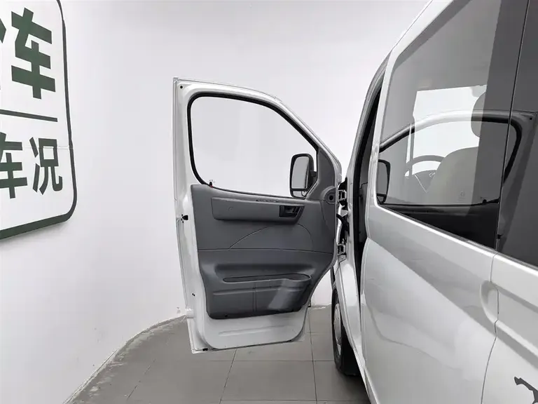 Maxus Xintu V80 新途V80 2018款 2.5 T 6挡手动傲运通改款短轴超低顶5-6座