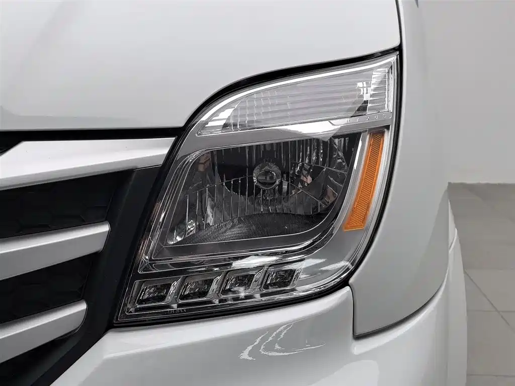 Xintu V80 新途V80 2018款 2.5 T 6挡手动傲运通改款短轴超低顶5-6座