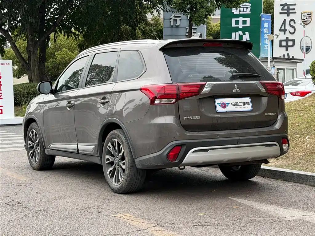 Outlander 2.0 L 2 WD Smooth Enjoyment 7-seat