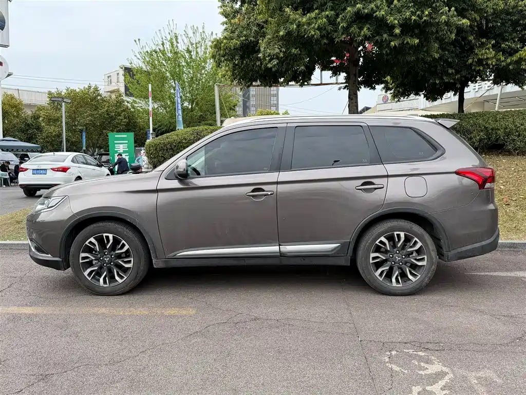 Outlander 2.0 L 2 WD Smooth Enjoyment 7-seat