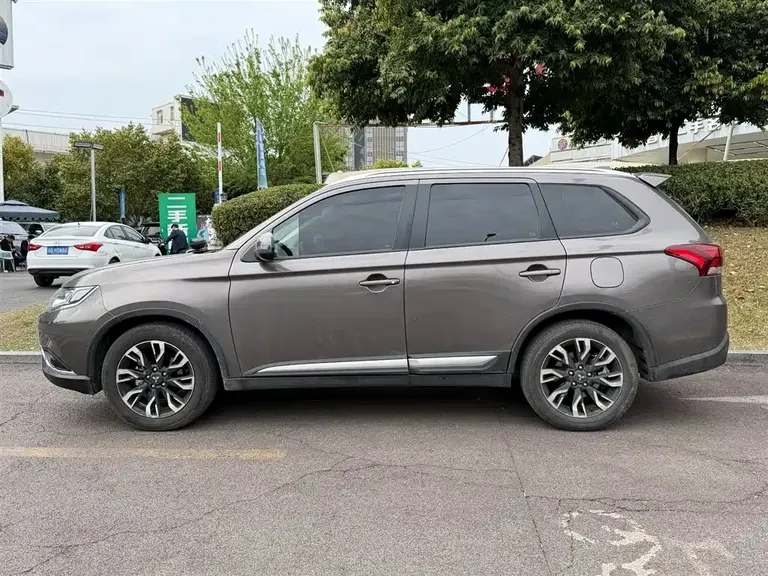 Mitsubishi Outlander 2.0 L 2 WD Smooth Enjoyment 7-seat