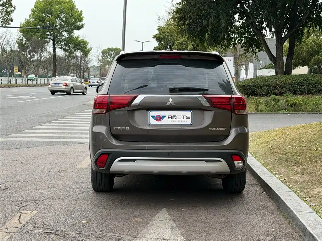 Outlander 2.0 L 2 WD Smooth Enjoyment 7-seat