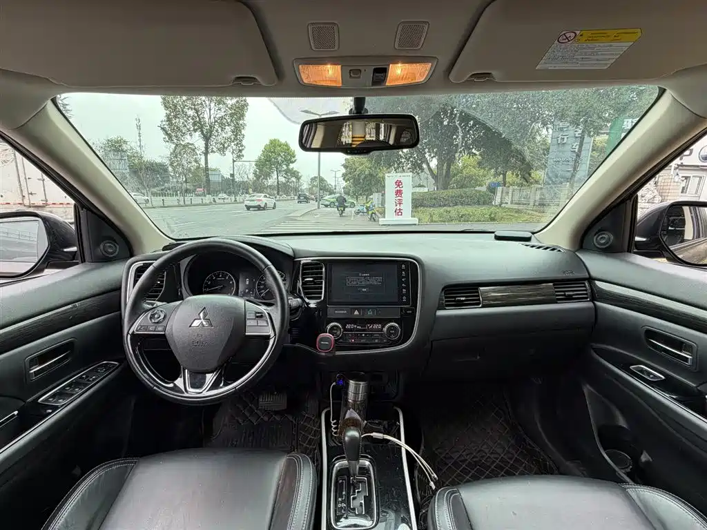 Outlander 2.0 L 2 WD Smooth Enjoyment 7-seat