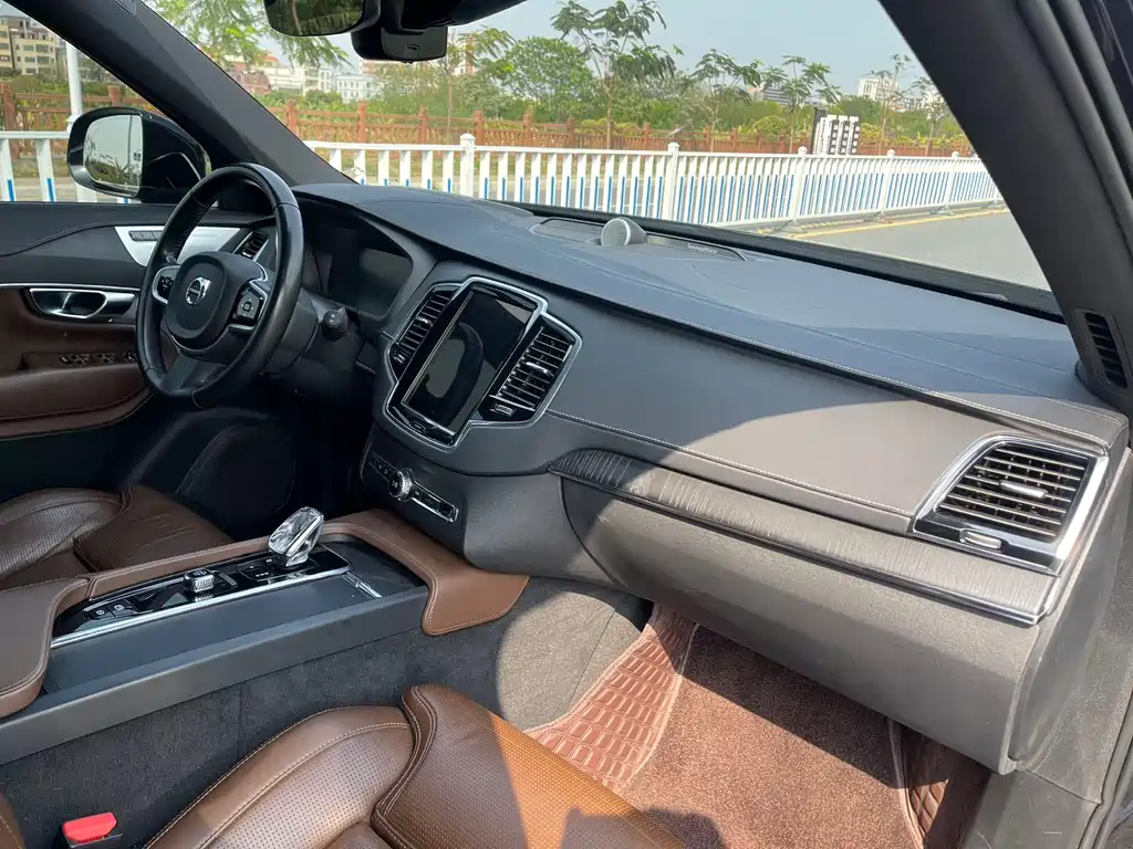 Volvo XC90 PHEV 沃尔沃XC90插电式混动 2022款 改款 E驱混动 T8 智尊豪华版 7座