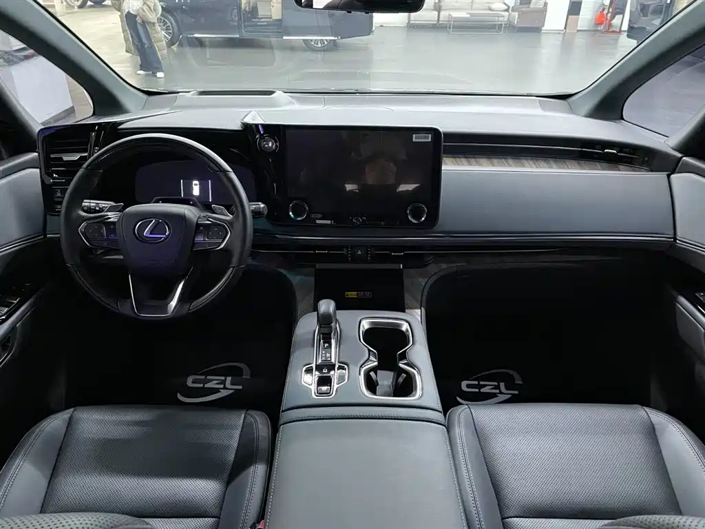 Lexus LM 500 h 6-seat Supreme